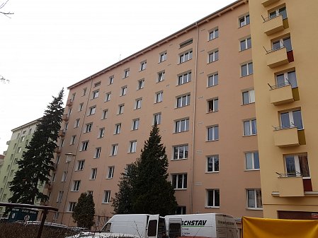 Zateplení stropů bytového domu v Brně foukanou izolací